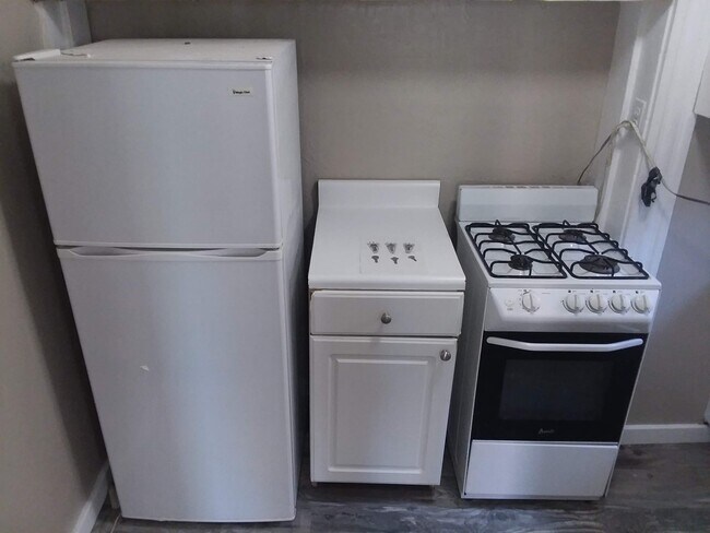 Building Photo - Cap Hil Adorable 1 Bedroom Available Now!