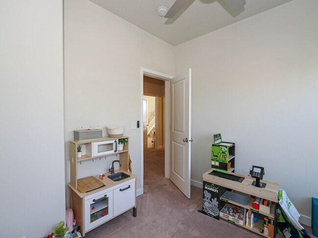 Building Photo - Beautiful House in Excellent Daybreak Loca...