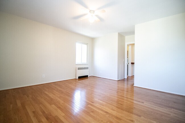 Building Photo - 2204 Kenwood Blvd