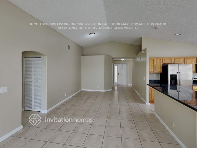 Building Photo - 4929 SW 33rd Ave