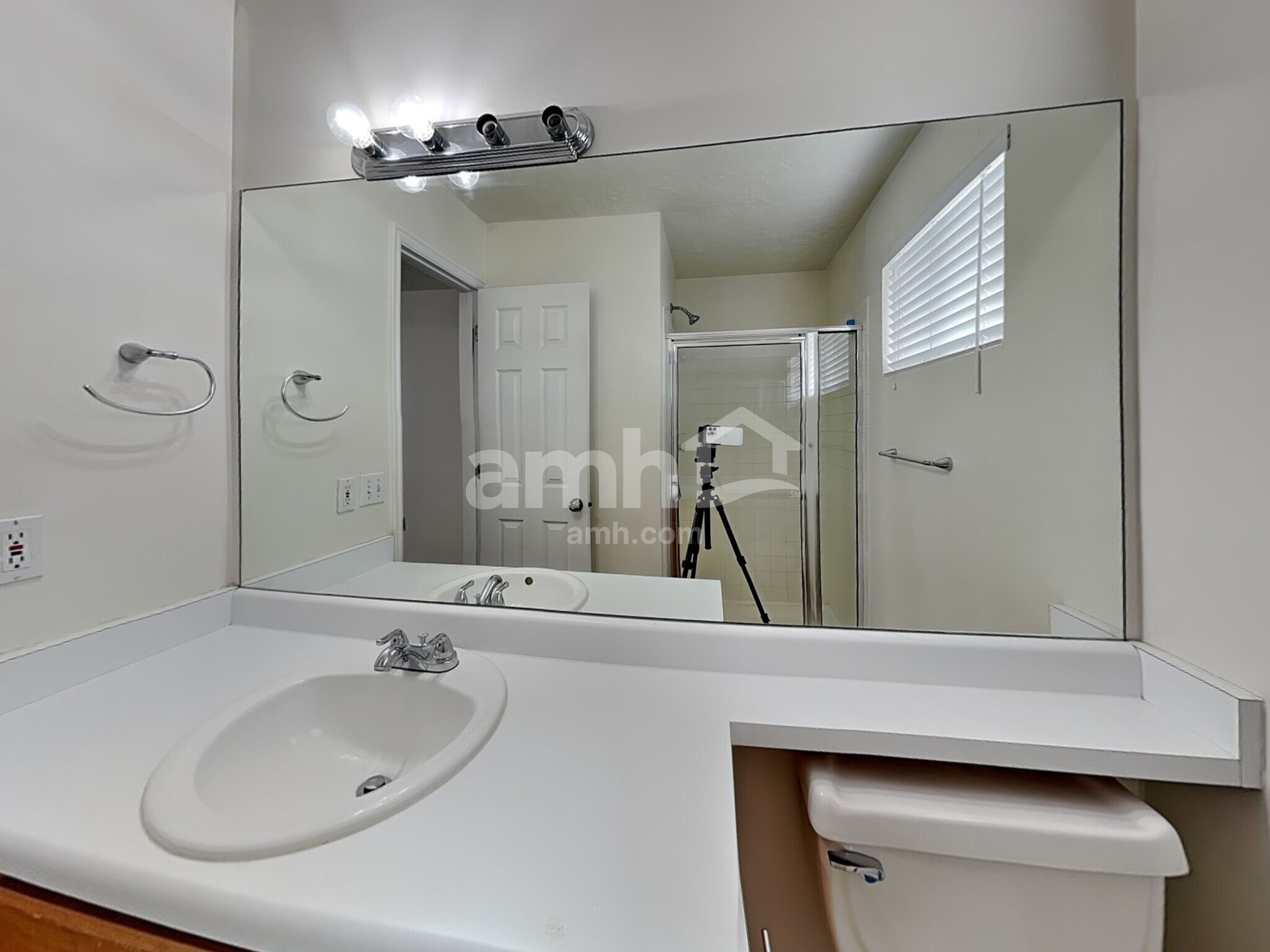 Building Photo - 817 Country Club Dr