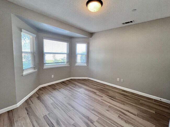 Building Photo - $2,795 Shaw & Academy 4 Bedroom / 2 Bathro...