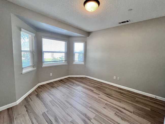Building Photo - $2,850 Shaw & Academy 4 Bedroom / 2 Bathro...