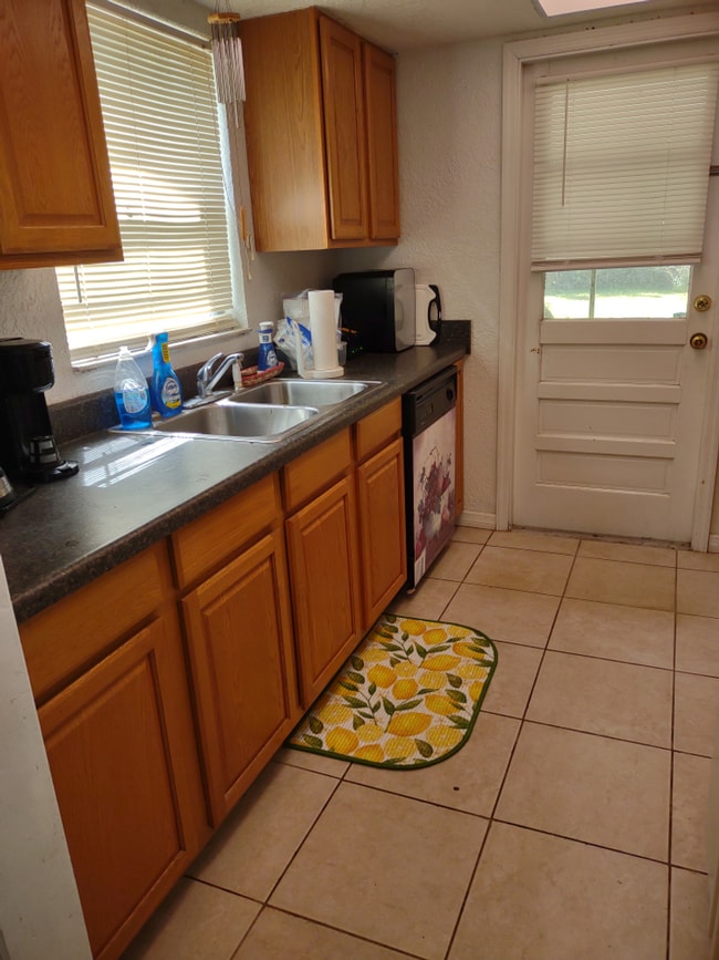 Building Photo - 2 bedroom 1 bath in a quiet neighborhood