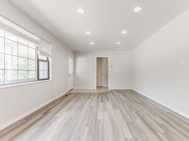 Building Photo - 3 Bedroom 1 Bath Home w/ 2 car garage in Shawnee