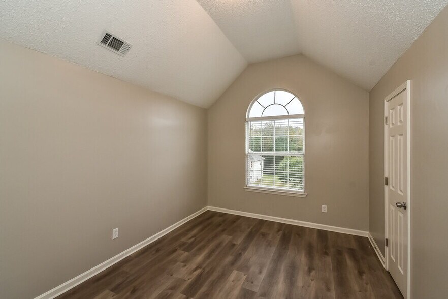 Building Photo - 3900 Majestic Way