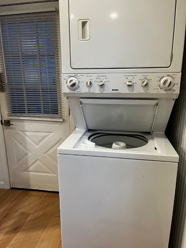 Building Photo - Gorgeous updated 2 bedroom in Perrymont/Sandusky with off street parking.