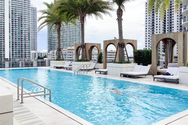 Building Photo - 801 S Miami Ave