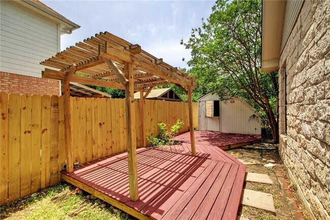 Building Photo - 1801 Hickory Ridge Cove