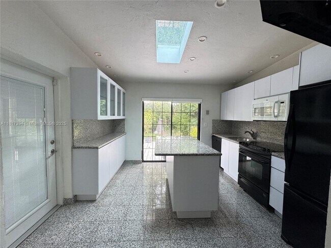 Building Photo - 1601 SW 12th Ct