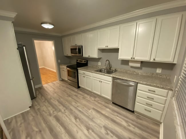 Building Photo - 835 Harcourt Rd