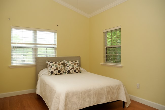 Building Photo - Downtown 3 bedroom townhome