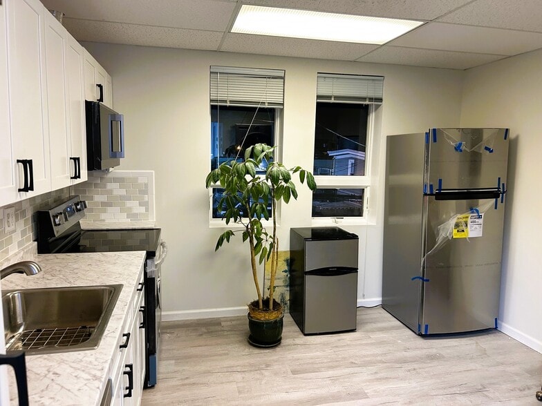 Building Photo - 829 Main St