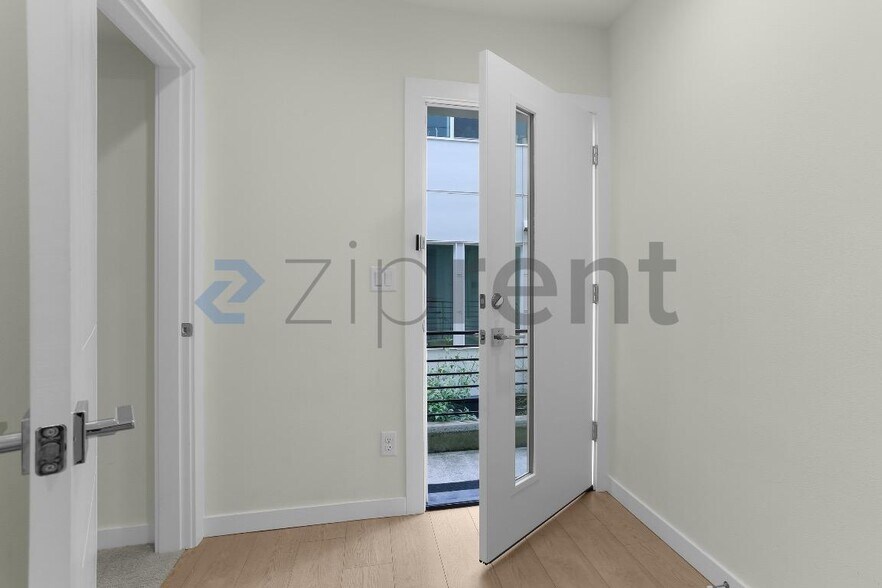 Building Photo - Unit B