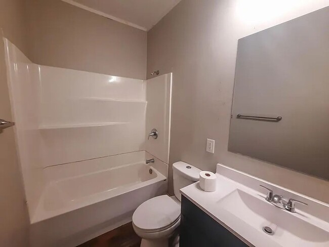 Building Photo - Updated 2 Bedroom | 1 Bathroom  868 Square...