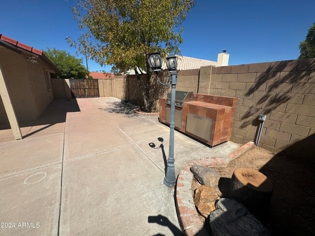 Building Photo - 491 E San Pedro Ave