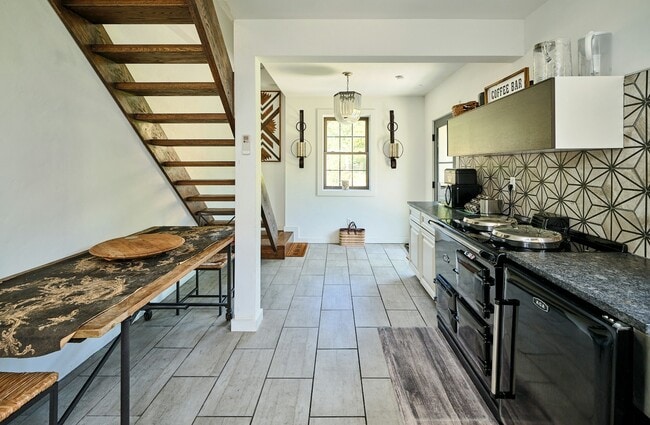 Building Photo - 6098 Upper York Rd