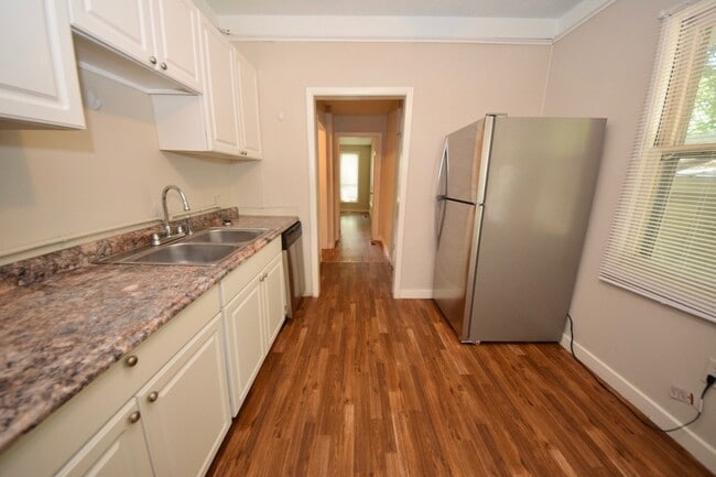Building Photo - 4 Bed, 2 Bath Near UOM