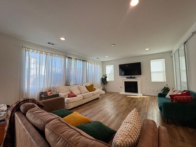 Building Photo - Beautiful 4 Bedroom House with office AND ...