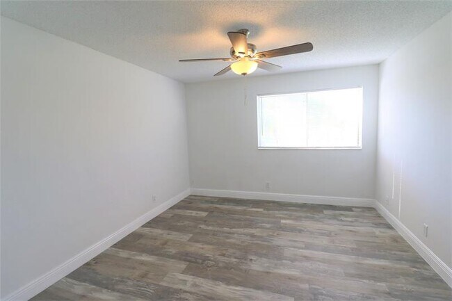 Building Photo - 3340 Pinewalk Dr N