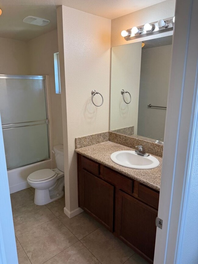 Building Photo - 3-bedroom, 2.5-bathroom townhouse located ...