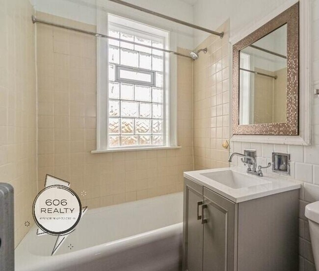 Building Photo - Rehabbed Units in Wonderful Oak Park!