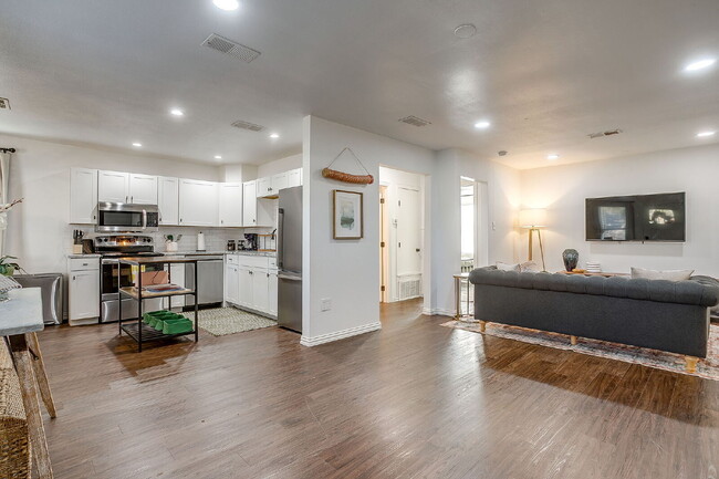 Building Photo - Fully furnished and updated 3 bedroom 2 bath in the heart of River Oaks. Available immediately an...