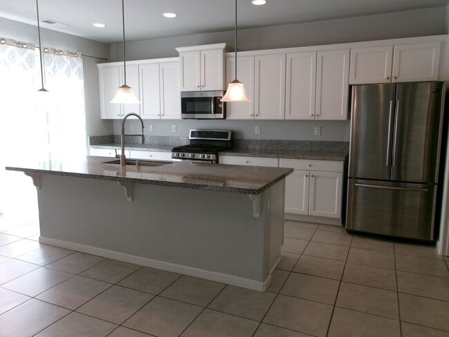 Building Photo - Beautiful 4 bedroom, 2-1/2 bath home in Wingfield Springs