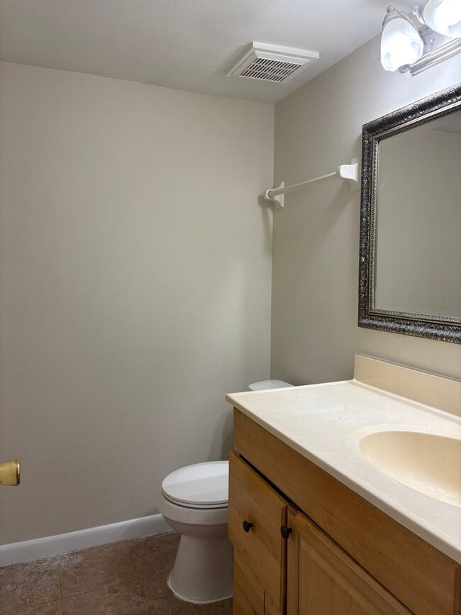 Building Photo - 2bed/ 1.5bath/ 1 car garage townhouse read...