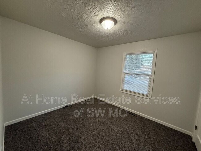 Building Photo - 2734 E Cragmont St