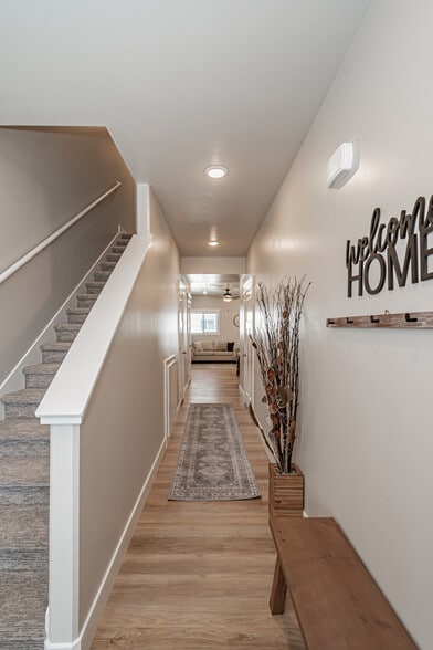 Building Photo - 380 S 3rd W