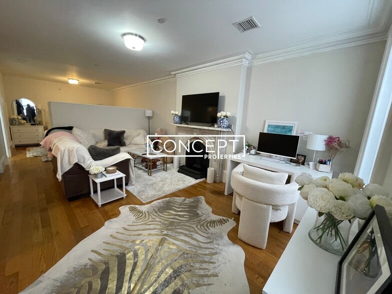 Building Photo - 658 Massachusetts Ave