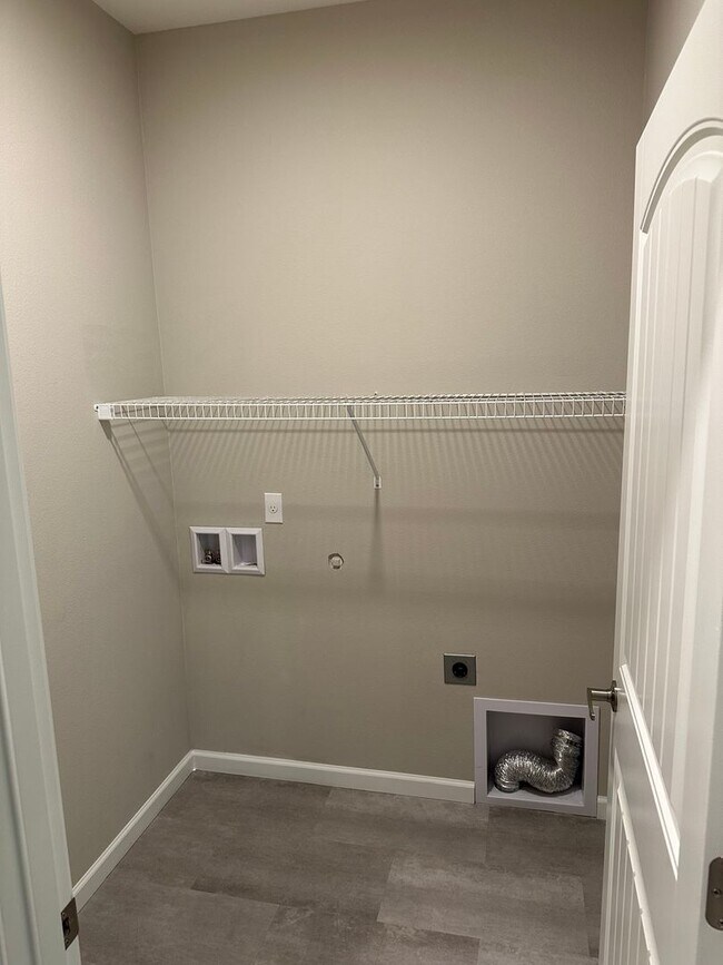 Building Photo - 591 / 818 Duplex