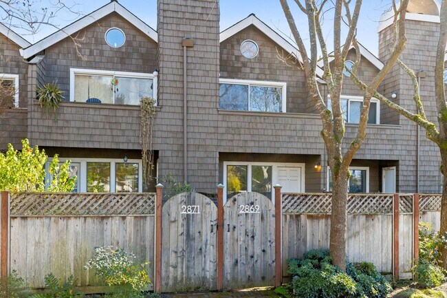 Building Photo - Bright 2 Bedroom 1.5 Bath Condo with Priva...