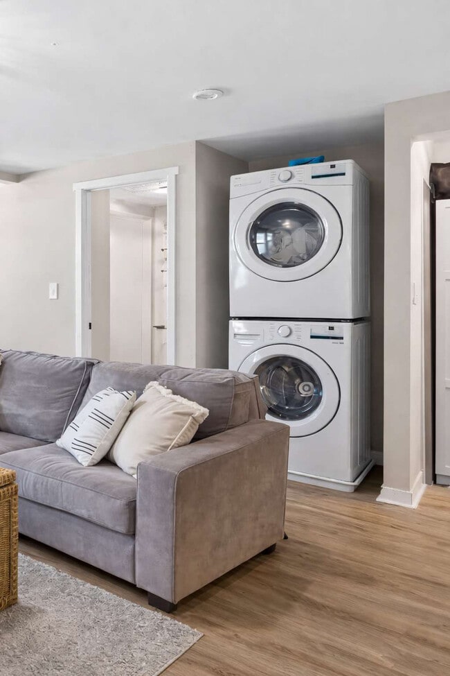 Building Photo - 7525 Lake Rd E