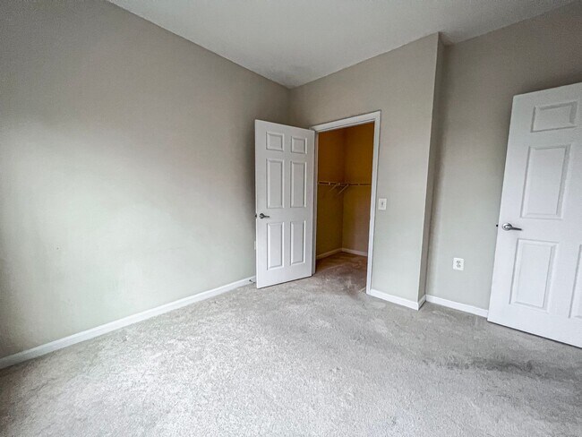 Building Photo - Sunny 1 Bed 1 Bath Condo In Beautiful Fairfax Ridge Condo