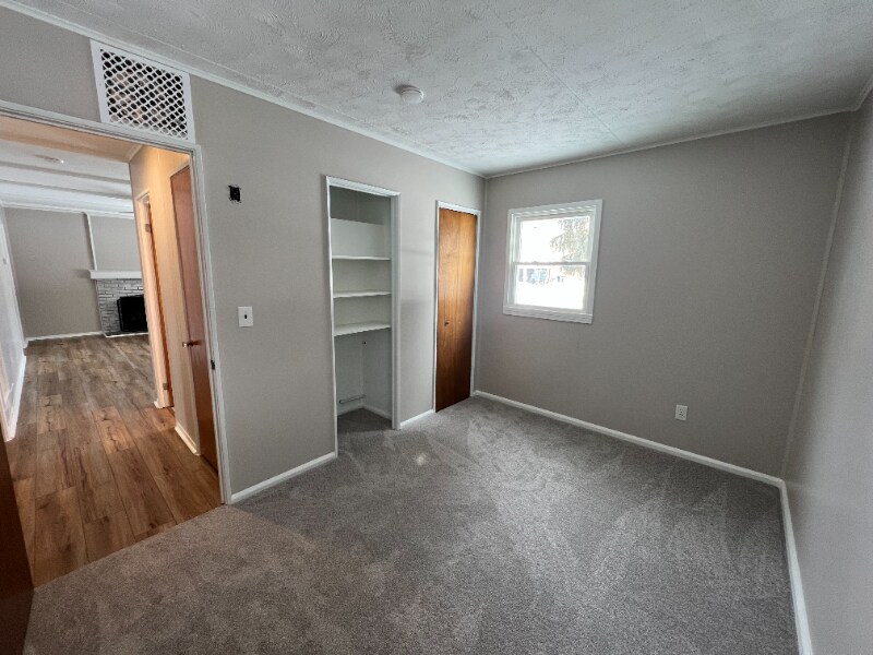 Building Photo - 209 Iroquois St