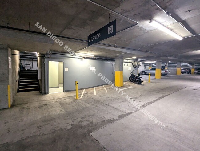 Building Photo - Updated Studio with Parking and Washer/Dry...