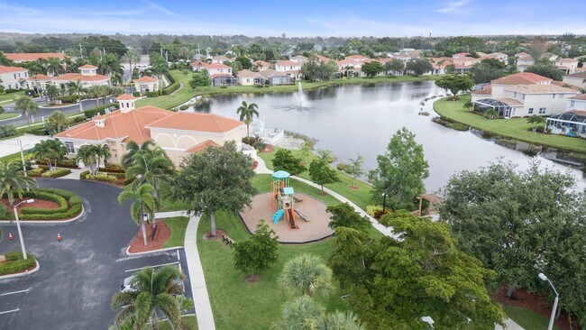 Building Photo - Beautiful Townhome in Laguna lakes 3 bedro...