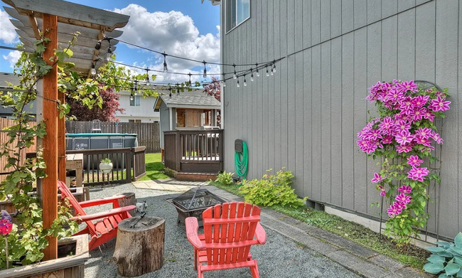 Building Photo - Beautiful Designer 3 bedroom home in Quiet...