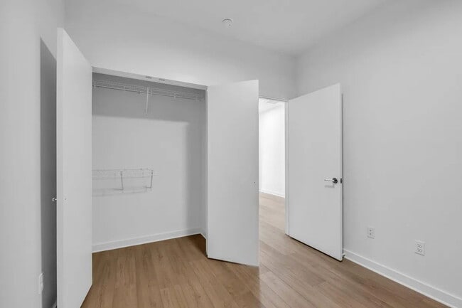 Building Photo - Modern 4-Bed Townhouse in Ridgedale – Minu...