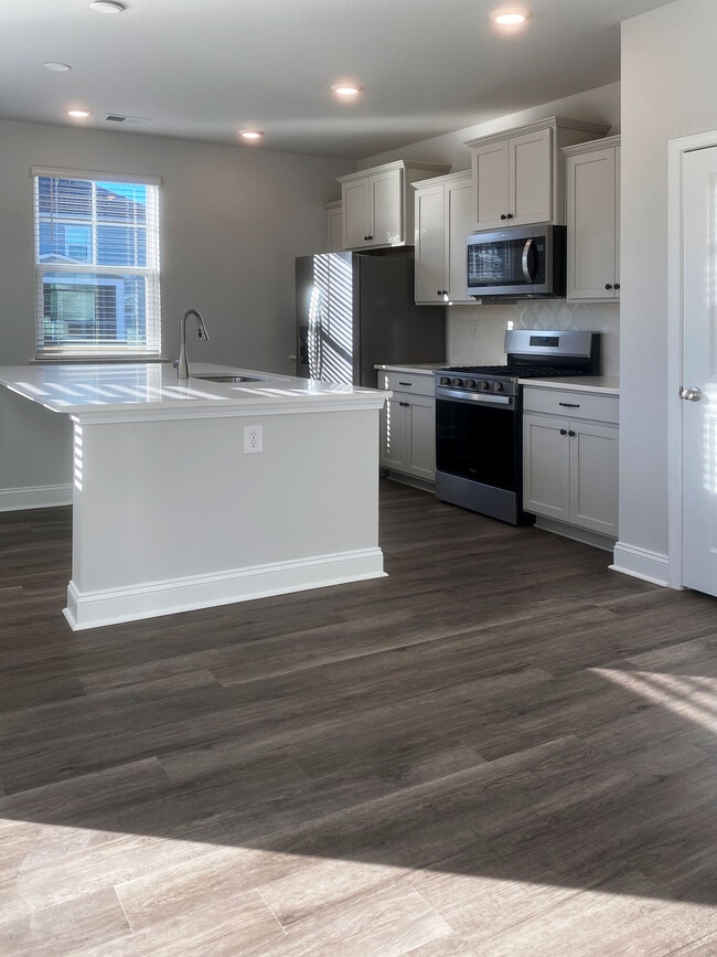 Building Photo - 7047 Shooting Star Way