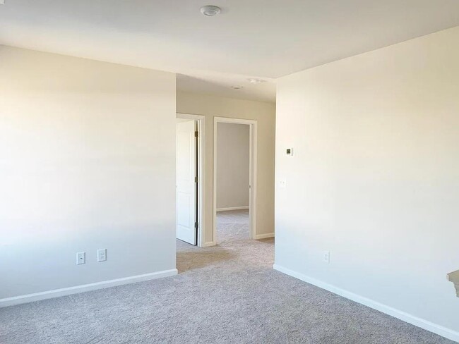 Building Photo - 142 Queens Cir