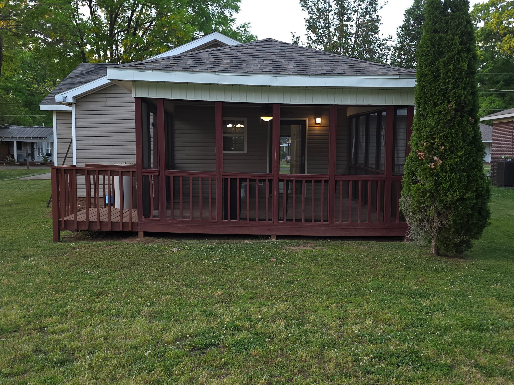 Screened back porch with ceiling fan - 234 Clifton St