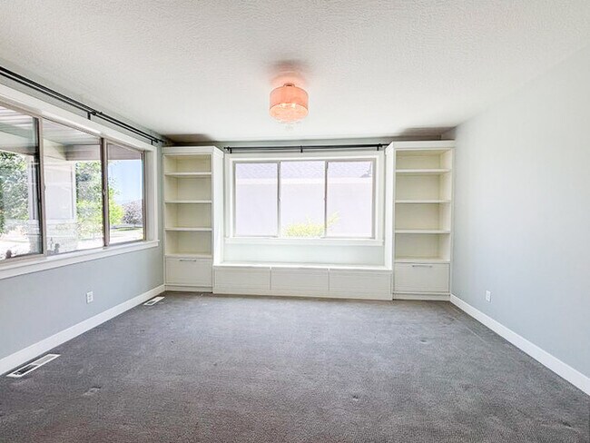 Building Photo - Luxury 5-Bedroom Rental with Pool, Finishe...