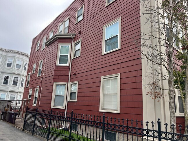 Building Photo - 99 Franklin St