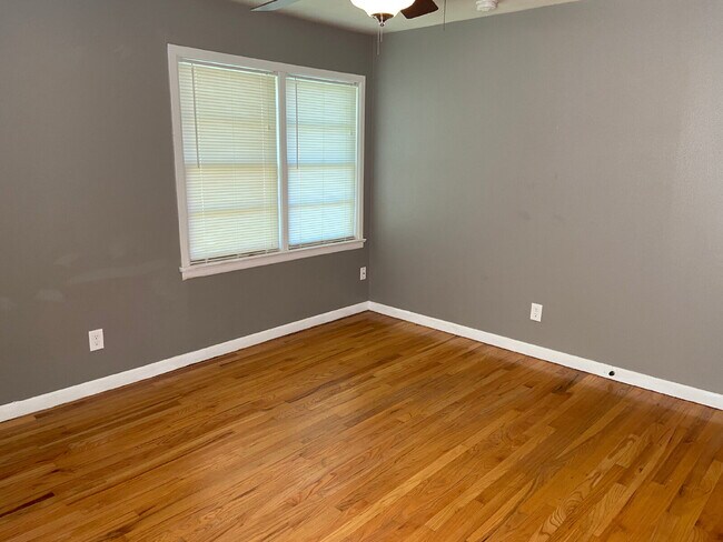 Building Photo - Spectacular Home With Classic Flair Locate...