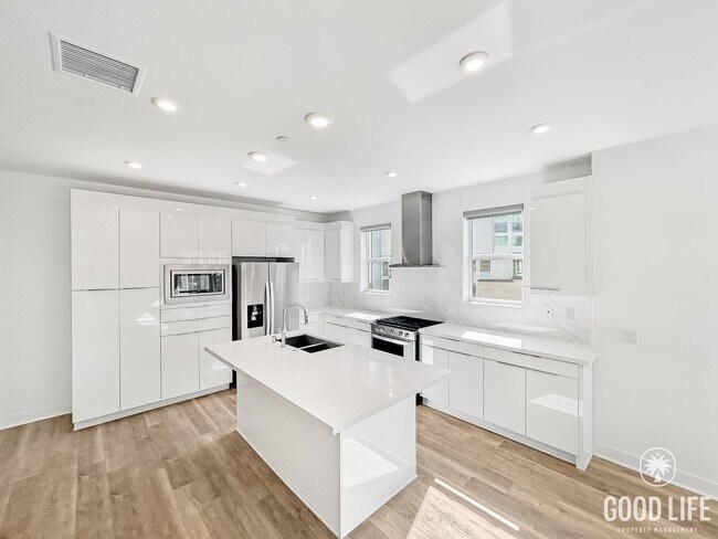 Building Photo - Beautiful 3BD/2.5BA W/ AC and Attached Gar...