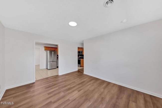 Building Photo - Newly renovated 3 Bedroom 2 Bathroom Home ...