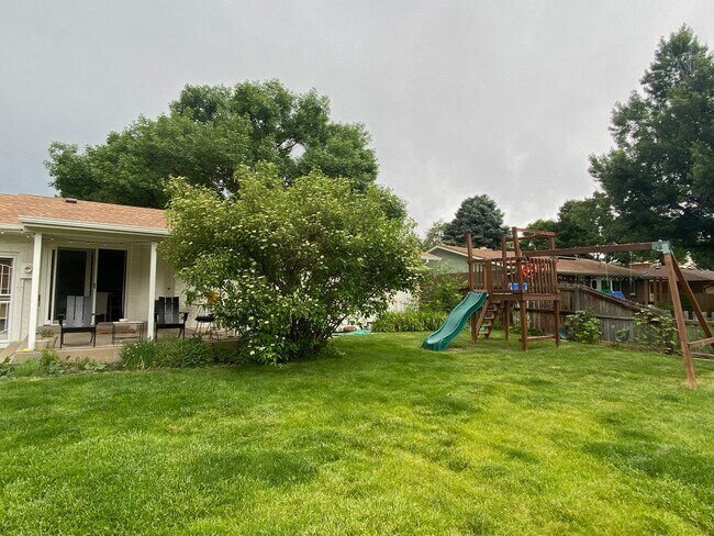 Building Photo - Single Family home half a block from Bible Park.